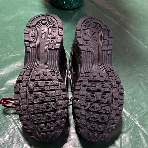 NWOT Nike Black Running Shoes with Pink Accents - Picture 2 of 4